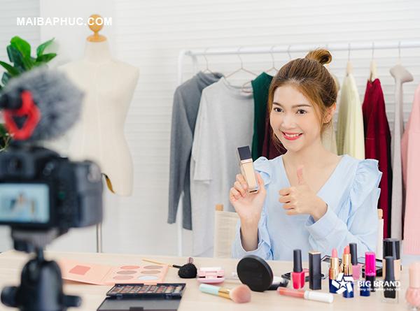 Lật tẩy 4 mánh khóe livestream bán hàng nghìn đơn của các shop online